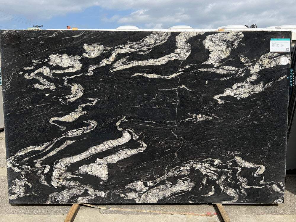 Granite slab Titanium polished, black with white veining, 122 x 75