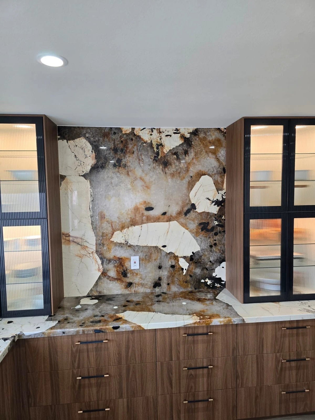 Quartzite Patagonia Original polished slab countertop, 3/4 in thick, 127x79 cm, brown and cream with black veining.