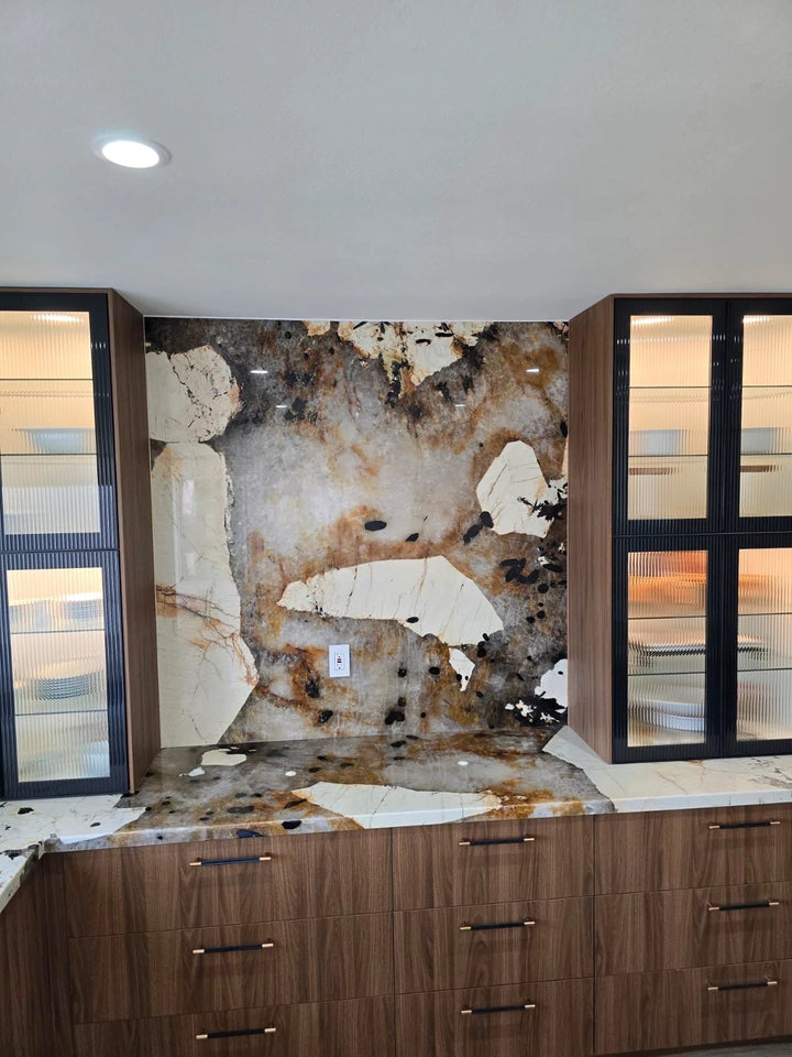Quartzite Patagonia Original polished slab countertop, 3/4 in thick, 127x79 cm, brown and cream with black veining.